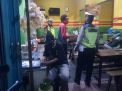 Polsek Asemrowo Bareng Linmas Lakukan Operasi Masker di Warkop