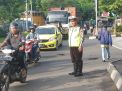 Polsek Asemrowo Atur Lalu Lintas Pagi Cegah Kemacetan