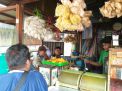 Babinkamtibmas Bongkaran Sampaikan Waspada 3C ke Pengunjung Warung