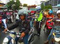 Satlantas Polres Tanjung Perak Bagikan Brosur Penutupan Jembatan Suramadu Ditengah Kepadatan Lalu Lintas