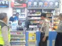 Polsek Asemrowo Gelar Patroli Malam di Mini Market, Sampaikan Pesan Waspada Uang Palsu