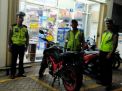 Polsek Pabean Cantikan Patroli Malam di Mini Market, Titip Pesan Waspada Uang Palsu