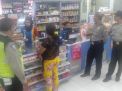 Patroli Malam di Mini Market, Polsek Asemrowo Sampaikan Waspada Pencurian & Uang Palsu