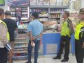 Polsek Asemrowo Gelar Patroli Malam di Mini Market, Sampaikan Waspada Uang Palsu