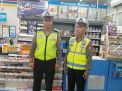 Polsek Pabean Cantikan Lakukan Patroli Malam di Mini Market, Titip Pesan Waspada Uang Palsu