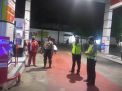 Polsek Semampir Gelar Patroli Malam di SPBU, Sampaikan Himbauan Waspada Uang Palsu