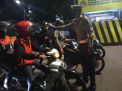 Personil Pospam Operasi Ketupat Polsek Asemrowo Lakukan Penyekatan Kendaraan