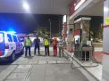 Polsek Asemrowo Patroli Malam di SPBU, Sampaikan Pesan Waspada Jambret