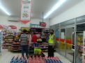 Polsek Kenjeran Gelar Patroli Malam di Mini Market, Sampaikan Himbauan Waspada Uang Palsu