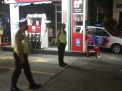 Polsek Pabean Cantikan Lakukan Patroli Malam di SPBU, Sampaikan Waspada Uang Palsu