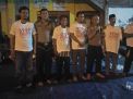 Polsek Asemrowo Sampaikan Ajakan Dukung Pemilu Damai di Acara Cangkrukan