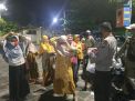 Personil Polsek Semampir Bersama Instansi Samping Bagikan Masker Gratis Kepada Pengunjung Ampel
