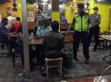 Polsek Asemrowo Gelar Operasi Jam Malam, Sasar Warkop-Warkop Untuk Cegah Kerumunan