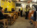 Polsek Asemrowo & Linmas Lakukan Operasi Pemberlakuan Jam Malam, Sasar Warkop & Cafe