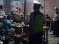 Polsek Asemrowo Gelar Operasi Jam Malam di Warkop-Warkop, Tekan Penyebaran Covid-19 Bareng Linmas