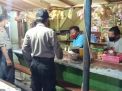 Polsek Asemrowo Gelar Operasi Pemberlakuan Jam Malam & Penertiban Masker di Warung-Warung Bersama Linmas