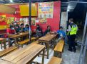 Polsek Krembangan Gelar Operasi Pemberlakuan Jam Malam Diikuti Penertiban Masker di Warung-Warung