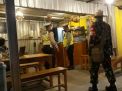 Polsek Asemrowo Bersama Personil Gabungan Laksanakan Operasi Jam Malam Sasar Warung & Toko