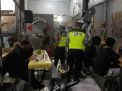 Polsek Asemrowo Sasar Warung-Warung Dalam Penerapan Operasi Jam Malam & Penertiban Masker