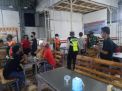 Polsek Asemrowo Bersama Instansi Samping Lakukan Penertiban Masker di Warkop & Cafe