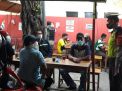 Polsek Krembangan Gelar Operasi Masker di Warkop & Cafe