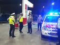 Polsek Asemrowo Sambang SPBU Dalam Rangka Patroli Malam