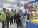 Personil Polsek Asemrowo Patroli Malam di Mini Market, Cegah Kriminalitas