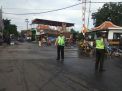 Cegah Kemacetan, Polsek Asemrowo Atur Lalin Jalan Tambak Mayor