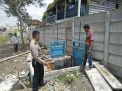 Tindak Lanjuti Keluhan Warga Masalah Banjir, Polsek Asemrowo Pantau Posisi Pintu Air