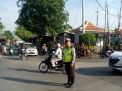 Cegah Kemacetan di Tambak Mayor, Polsek Asemrowo Lakukan Pengaturan