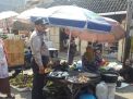 Babinkamtibmas Krembangan Utara Sampaikan Waspada Uang Palsu ke Pedagang Pasar
