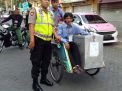 Kotak Suara Diangkut Becak ke Tiap TPS