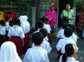 Babinkamtibmas Tambak Sarioso Nongkrong Bareng Siswa Siswi SDN Asemrowo