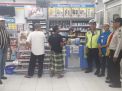 Polsek Asemrowo Patroli Malam di Mini Market, Sampaikan Pesan Waspada Pencurian & Uang Palsu