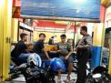 Babinkamtibmas Krembangan Utara Sampaikan Himbauan Waspada Curanmor Ke Pengunjung Warkop