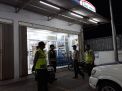 Polsek Asemrowo Gelar Patroli Malam di Mini Market, Sampaikan Himbauan Waspada Uang Palsu