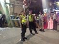 Personil Polsek Semampir Lakukan Penjagaan di Ampel, Antisipasi Tindak Kriminalitas Pada Pengunjung