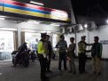 Polsek Asemrowo Patroli Malam di Mini Market, Titip Pesan Waspada Uang Palsu