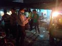 Cegah Penyebaran Virus Corona, Polsek Asemrowo Gelar Patroli di Warung-Warung