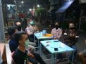 Ciptakan Rasa Aman, Babinkamtibmas Perak Timur Gelar Patroli Malam di Pemukiman