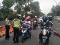 Personil Piket Polsek Asemrowo Lakukan Penyekatan Kendaraan Dari Luar Kota