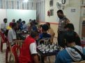 Babinkamtibmas Takal Kedinding Pantau Penerapan Protokol Kesehatan di Pertandingan Catur