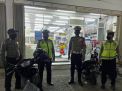 Polsek Asemrowo Gelar Patroli Malam di Mini Market, Sampaikan Himbauan Waspada Uang Palsu