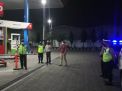 Polsek Asemrowo Lakukan Patroli Malam di SPBU Jalan Margomulyo, Antisipasi Kriminalitas 3C