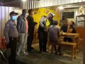 Polsek Asemrowo Gelar Operasi Pemberlakuan Jam Malam di Warkop-Warkop, Tekan Penyebaran Covid-19