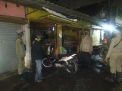 Panit Binmas Polsek Semampir Pimpin Operasi Pemberlakuan Jam Malam di Warung-Warung