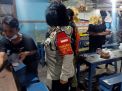 Kapolsek Asemrowo Pimpin Operasi Pemberlakuan Jam Malam di Warung-Warung