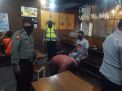 Polsek Asemrowo Bersama Satpol PP Lakukan Operasi Penertiban Masker di Cafe & Warkop