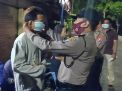 Polsek Asemrowo Lakukan Penertiban Masker Malam Hari di Sejumlah Warkop