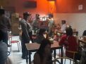 Polsek Semampir Lakukan Operasi Penertiban Masker di Sejumlah Warkop Bersama Satpol PP